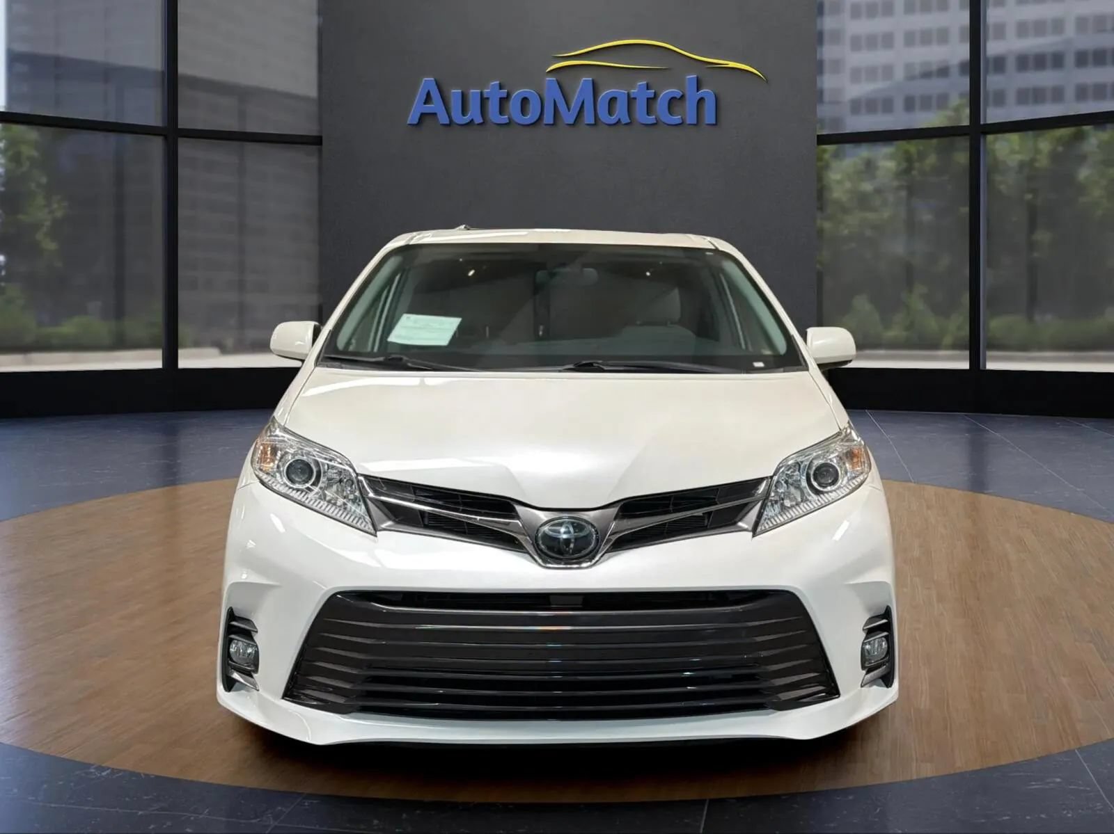 Used 2019 Toyota Sienna XLE w/ XLE Navigation Package FWD image 4