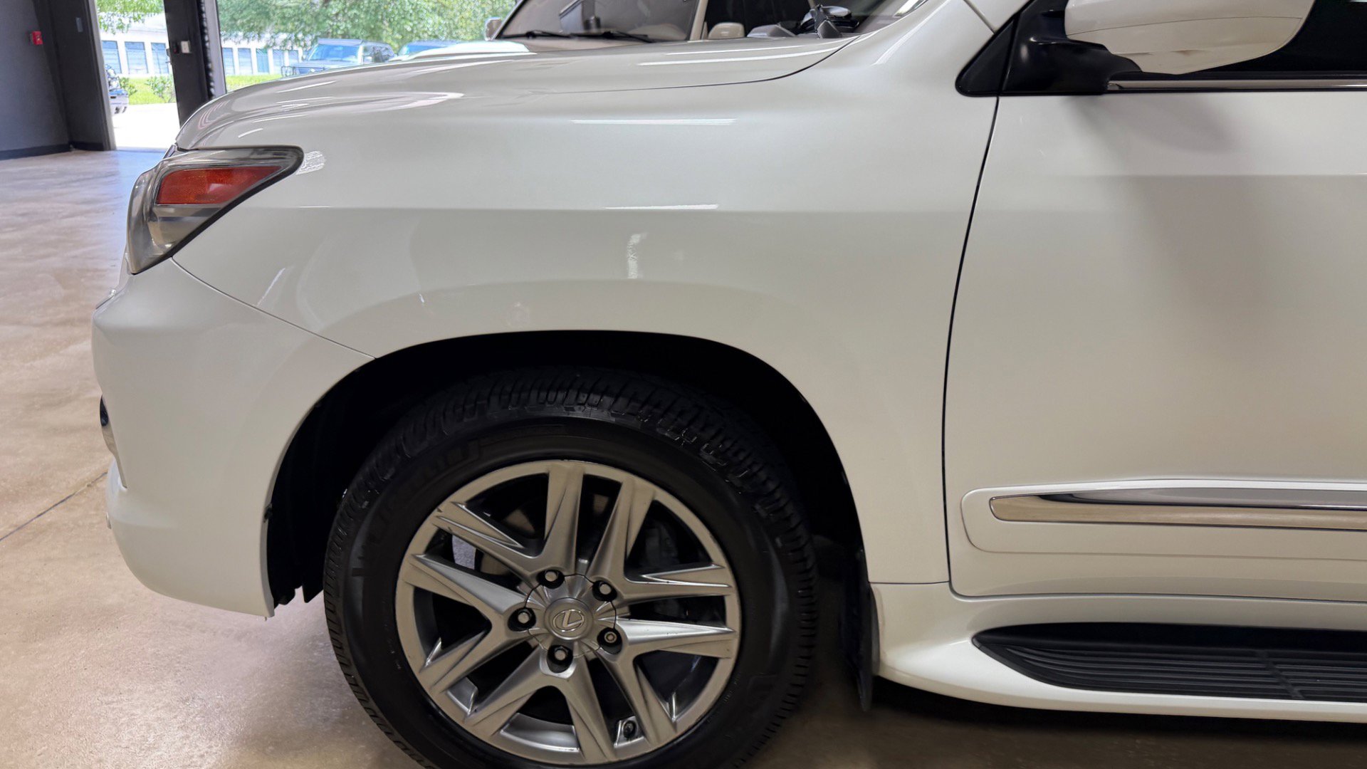 Used 2013 Lexus LX 570 4WD w/ Luxury Pkg w/Pre-crash image 17