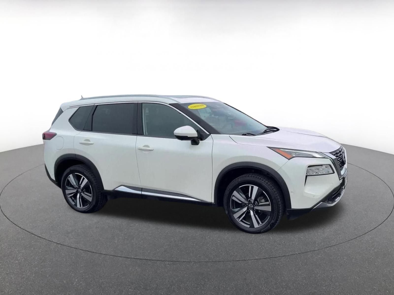 Used 2023 Nissan Rogue SL w/ SL Premium Package image 2