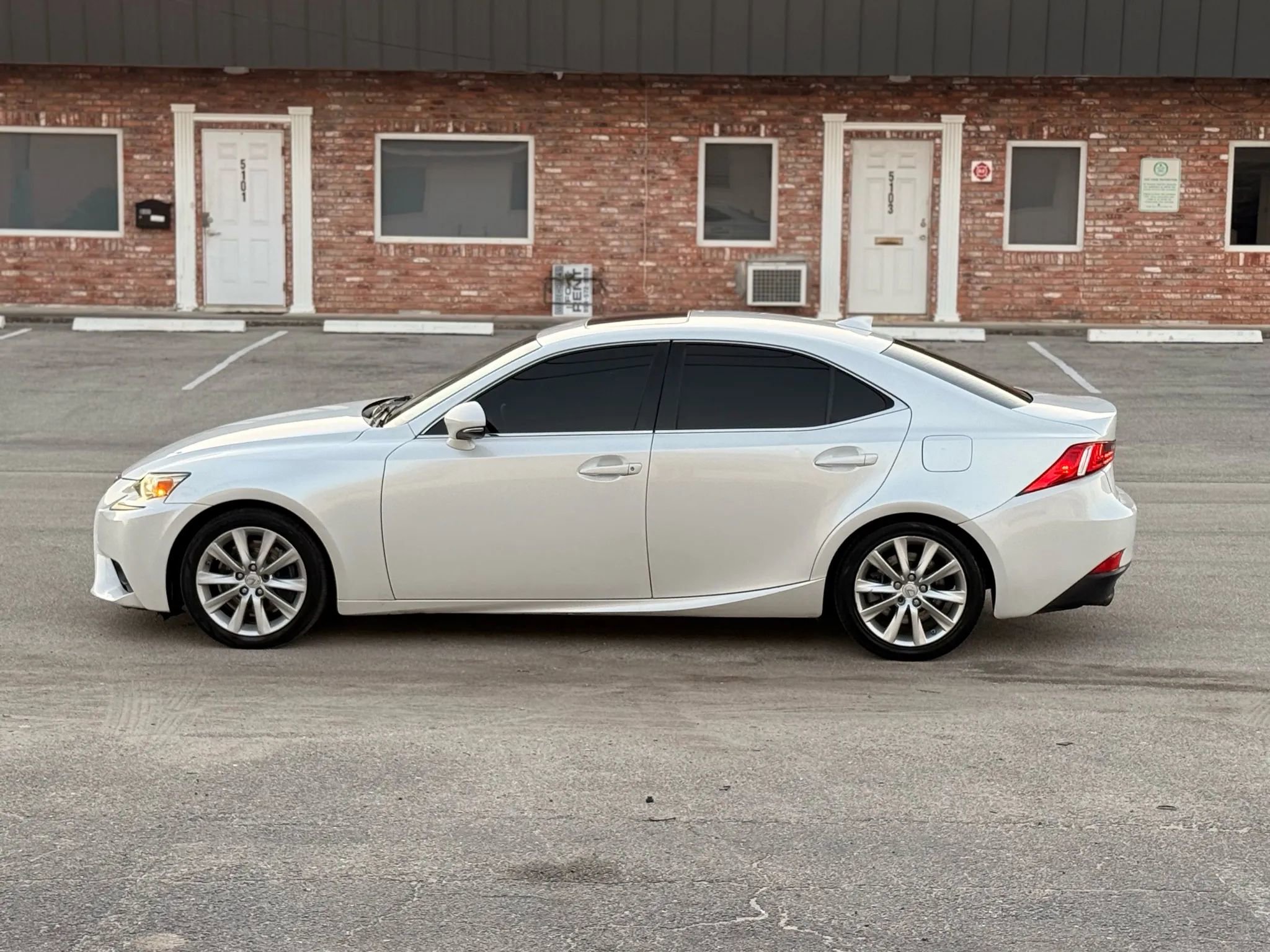 Used 2016 Lexus IS 200t image 4