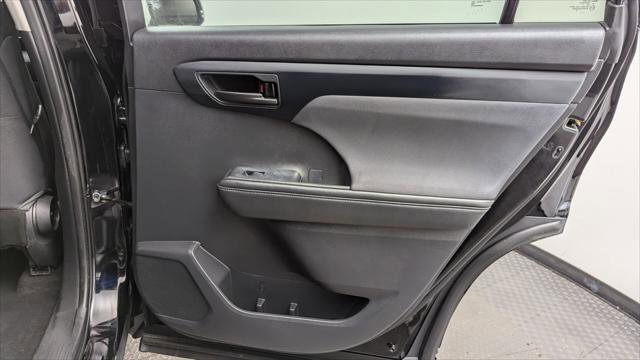 Used 2021 Toyota Highlander L image 19