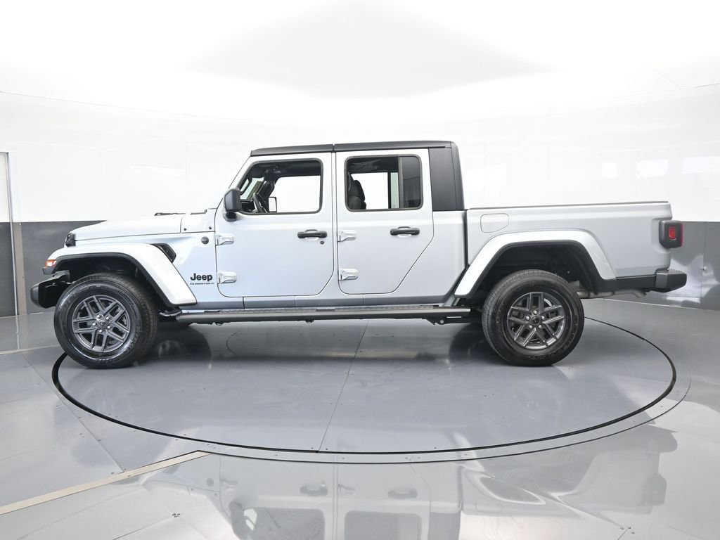 Used 2024 Jeep Gladiator Sport image 3
