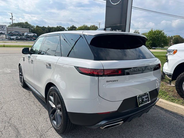 Used 2024 Land Rover Range Rover Sport SE AWD/4WD image 3