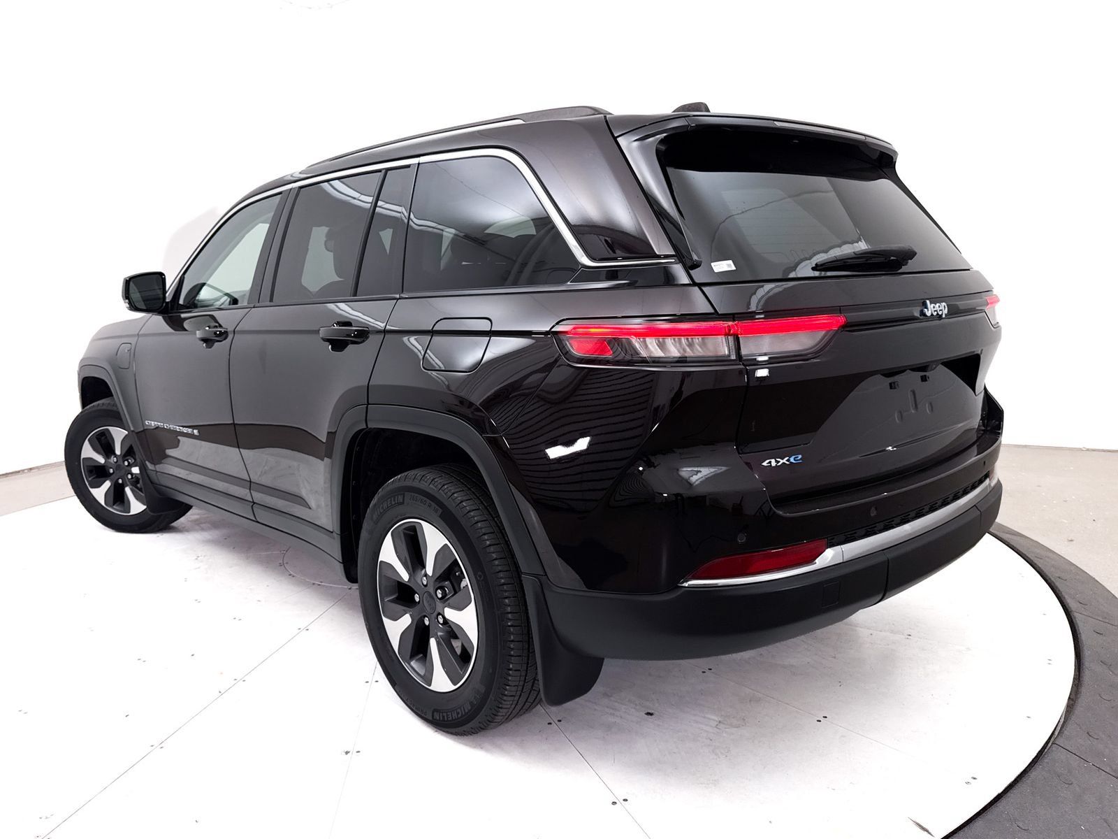 Used 2022 Jeep Grand Cherokee Limited 4xe w/ MOPAR Finishing Package AWD/4WD image 2