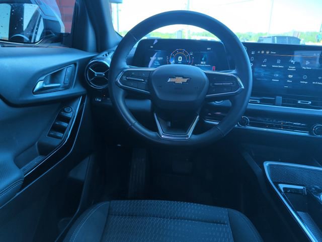 Used 2025 Chevrolet Equinox LT w/ Safety and Technology Package FWD image 3