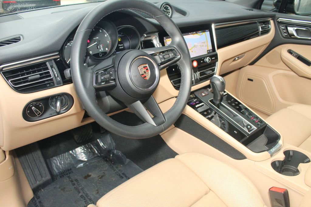 Certified 2025 Porsche Macan image 4