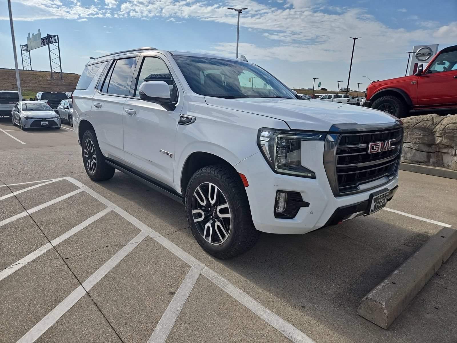 Used 2023 GMC Yukon AT4 w/ Technology Package AWD/4WD image 9