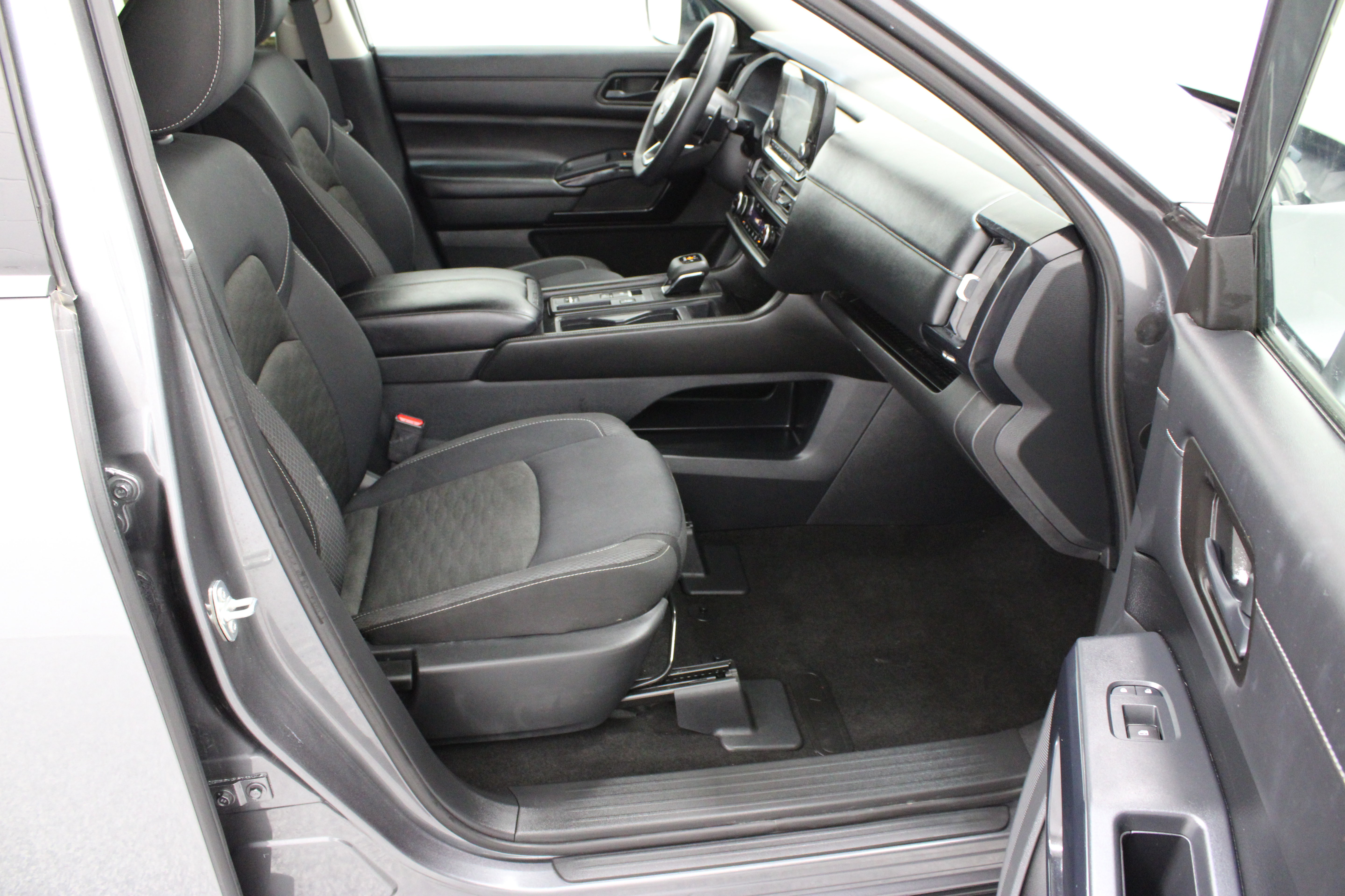 Used 2024 Nissan Pathfinder S FWD image 37