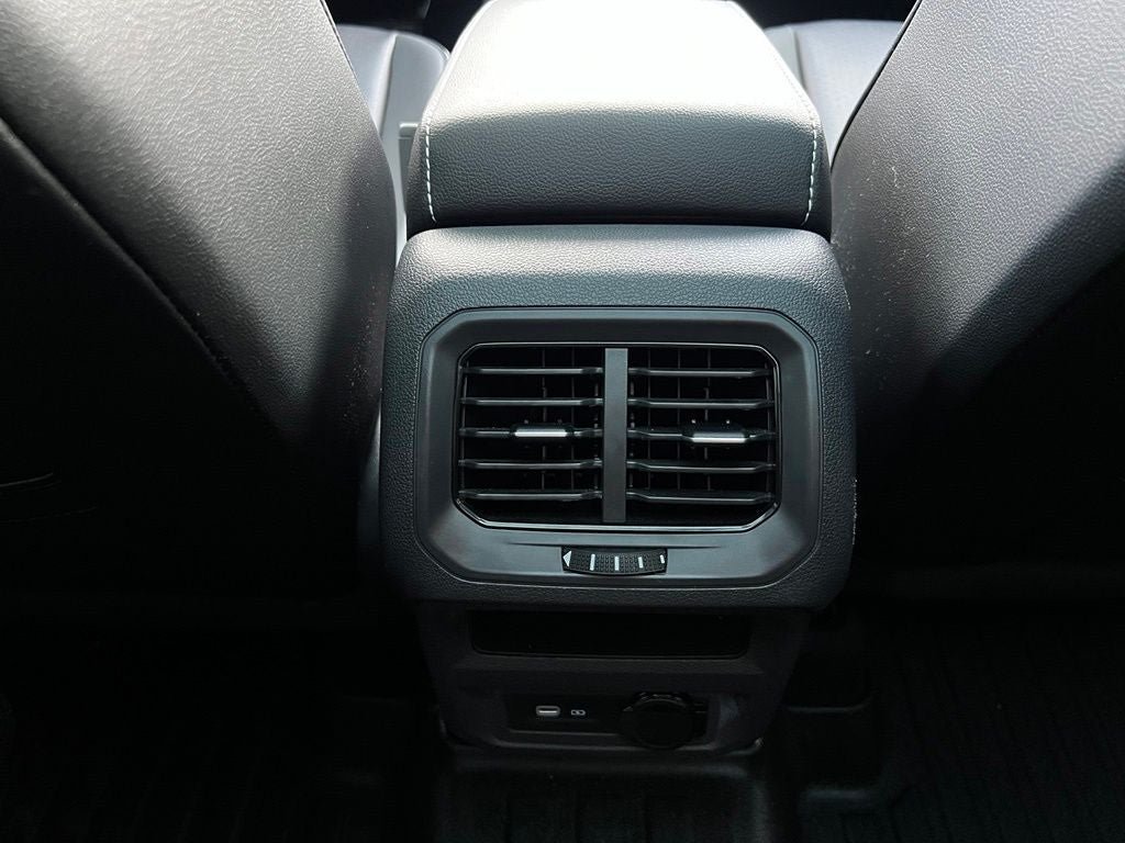 Used 2024 Volkswagen Tiguan SE R-Line w/ MDO Package, Three-Row FWD image 16