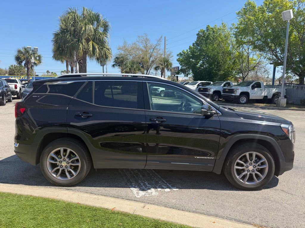 Used 2023 GMC Terrain SLT image 3