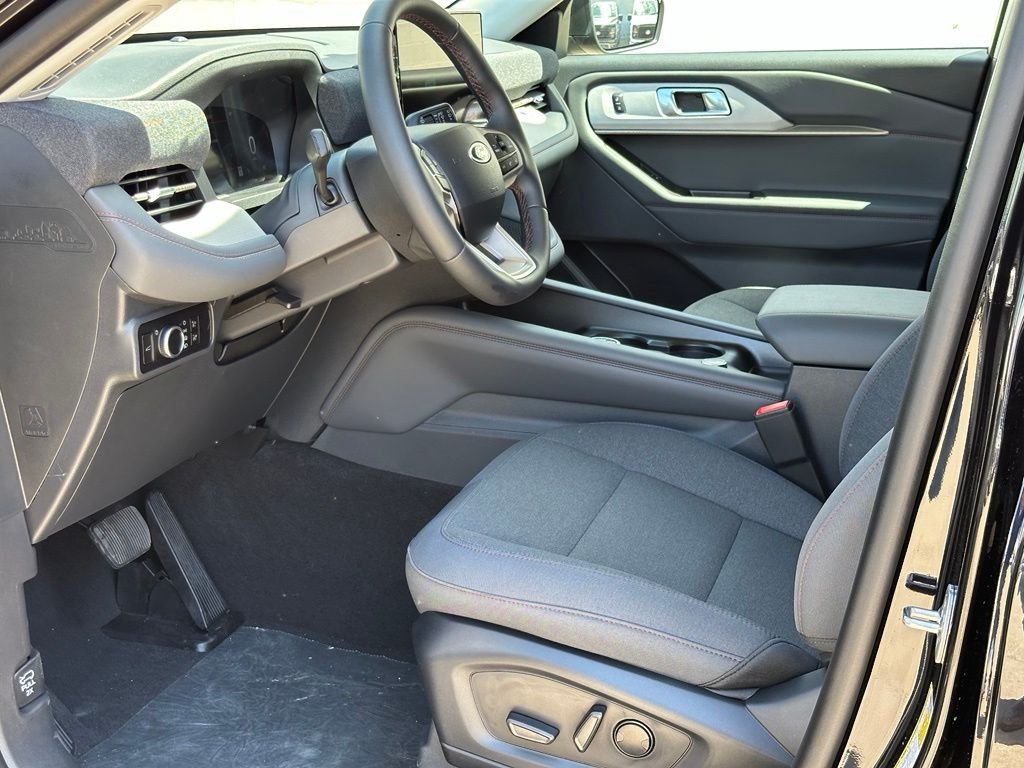 New 2026 Ford Explorer Active RWD image 5