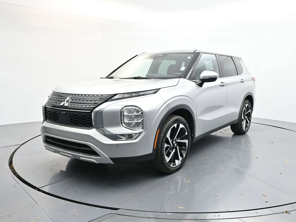 Used 2022 Mitsubishi Outlander SE image 1