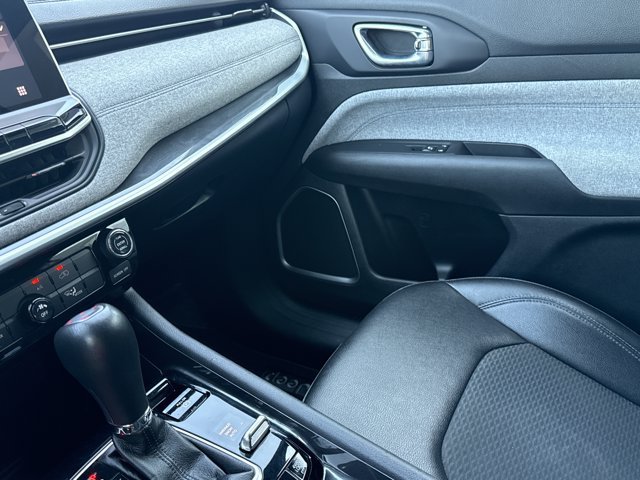 Used 2024 Jeep Compass Latitude AWD/4WD image 19