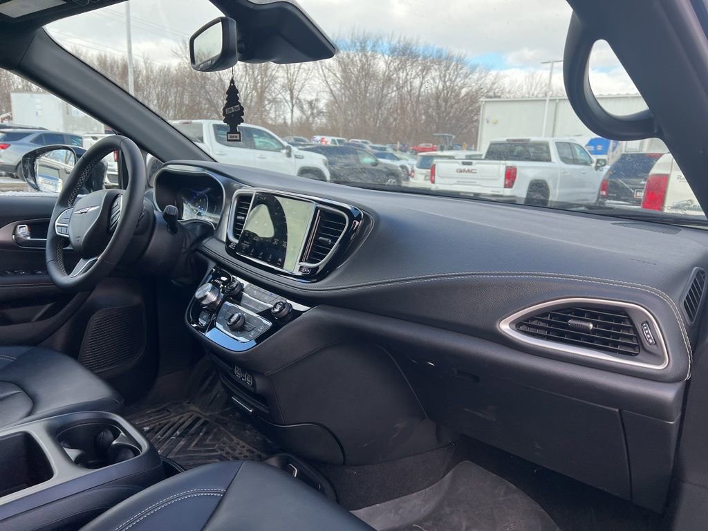 Used 2025 Chrysler Pacifica Select image 17