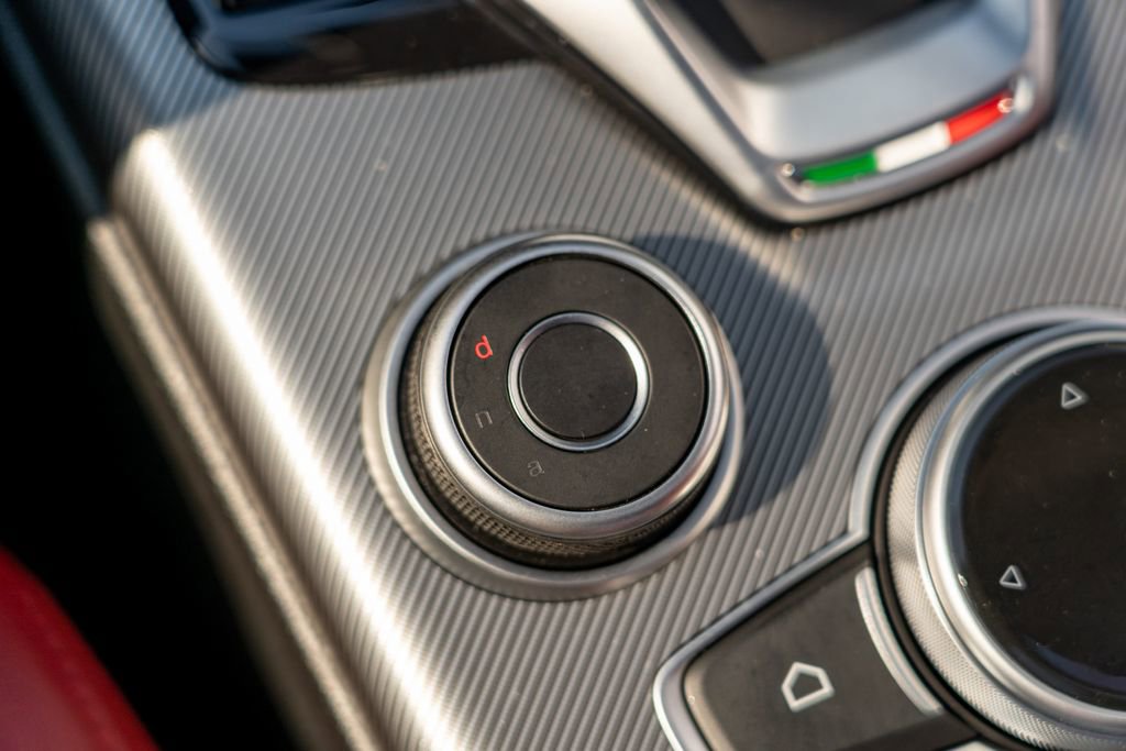 Used 2023 Alfa Romeo Giulia Veloce RWD image 27