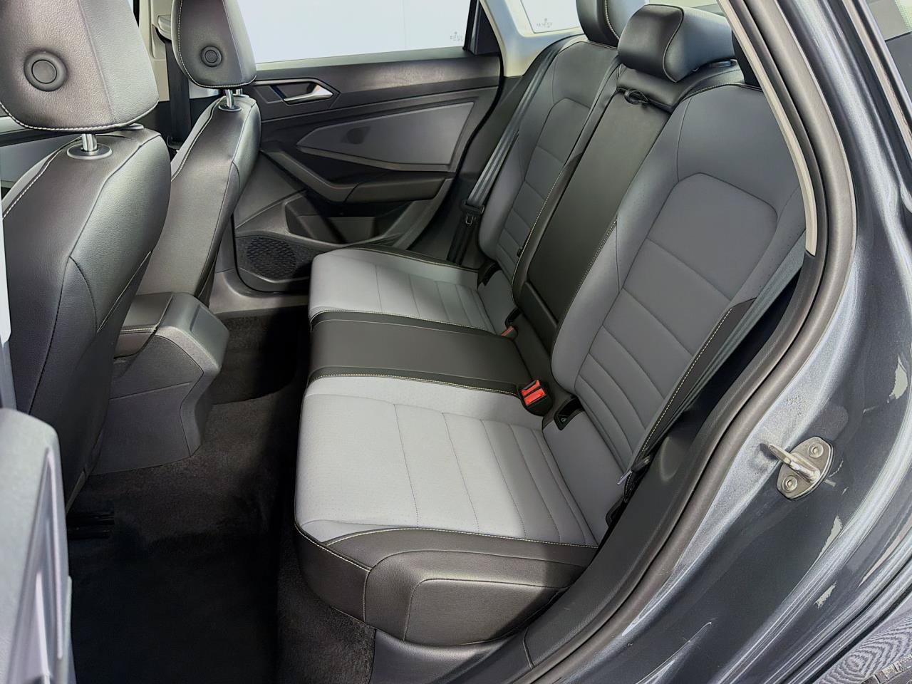 Used 2025 Volkswagen Jetta SE FWD image 39