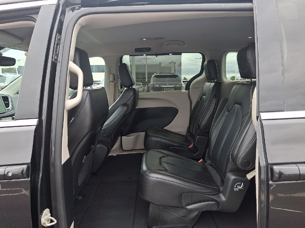 Used 2023 Chrysler Pacifica Touring-L FWD image 10
