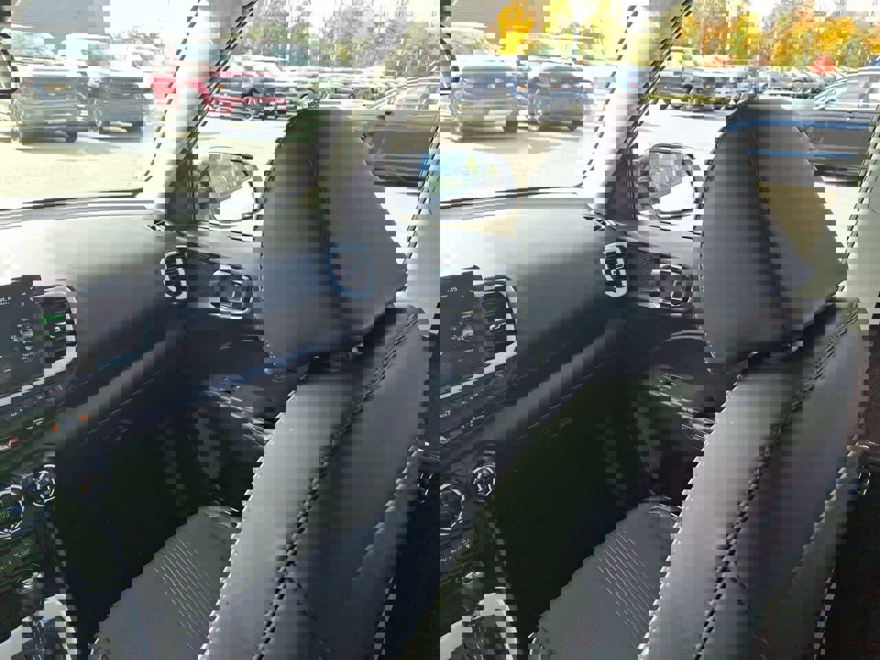 Used 2025 Hyundai Venue Limited image 11