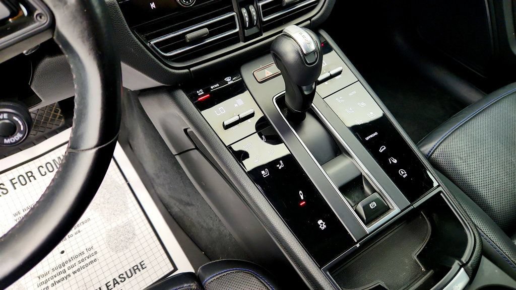 Used 2023 Porsche Macan Turbo AWD/4WD image 17