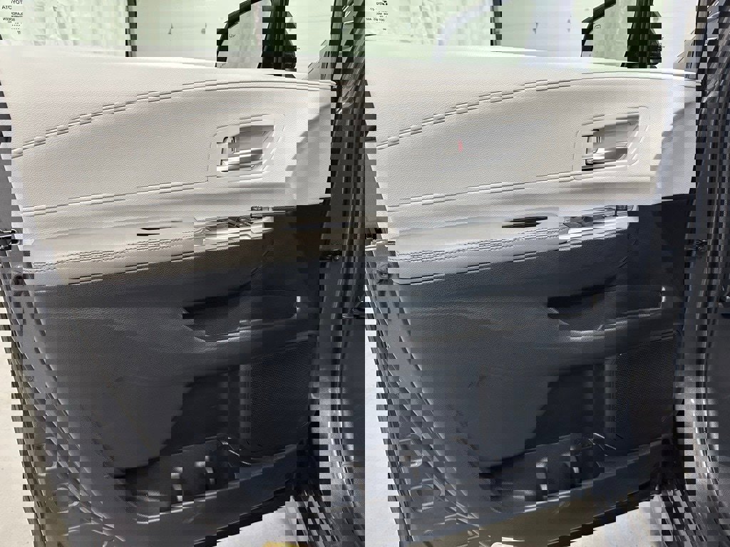 Used 2025 Toyota Sienna XLE image 8