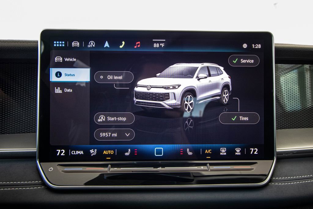 Certified 2025 Volkswagen Tiguan SE image 43