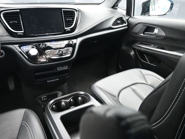 Used 2025 Chrysler Pacifica Select image 11