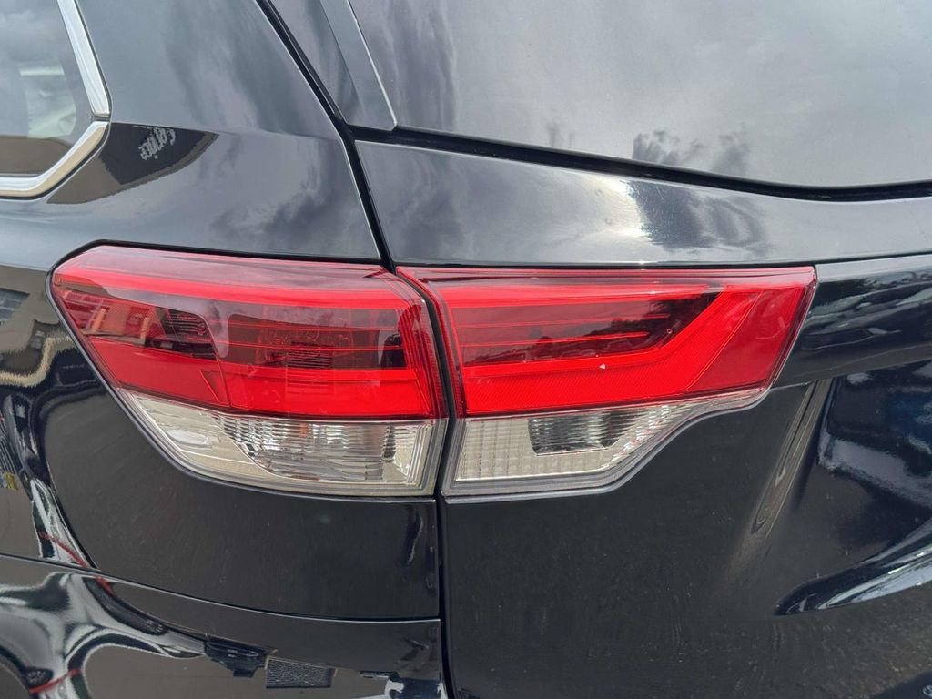 Used 2019 Toyota Highlander XLE AWD/4WD image 10