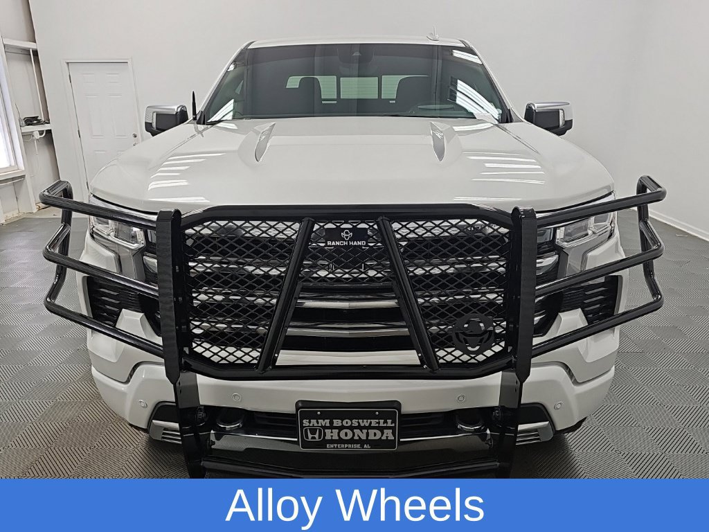 Used 2024 Chevrolet Silverado 1500 High Country w/ Technology Package AWD/4WD image 3