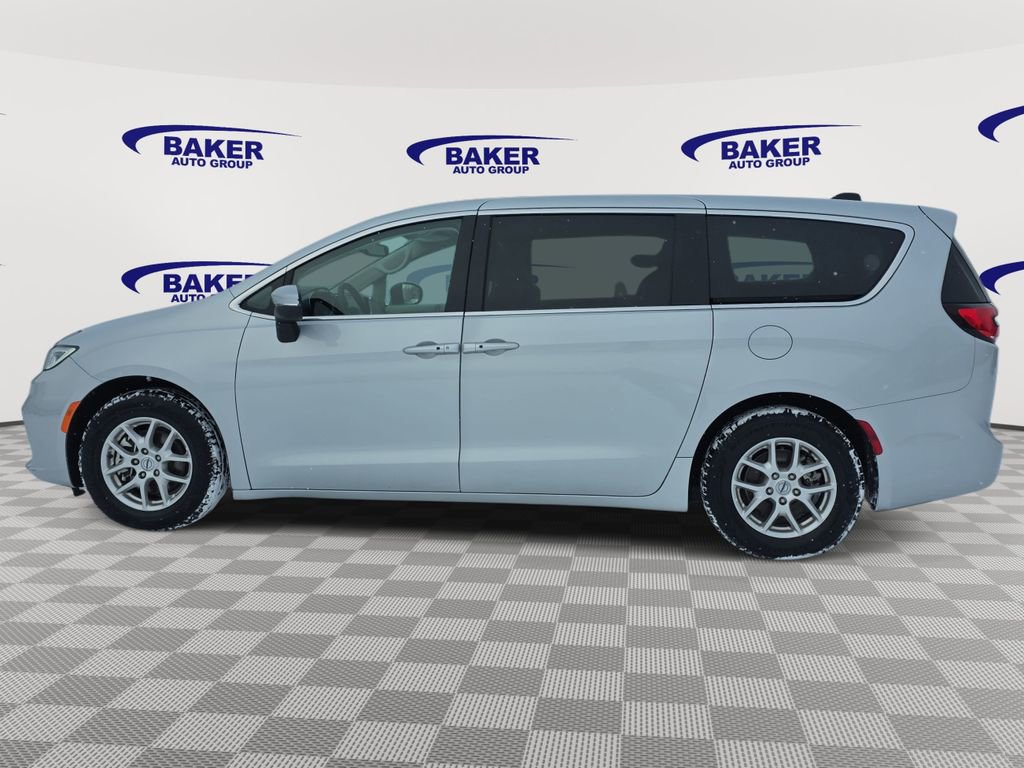 Used 2023 Chrysler Pacifica Touring-L image 6