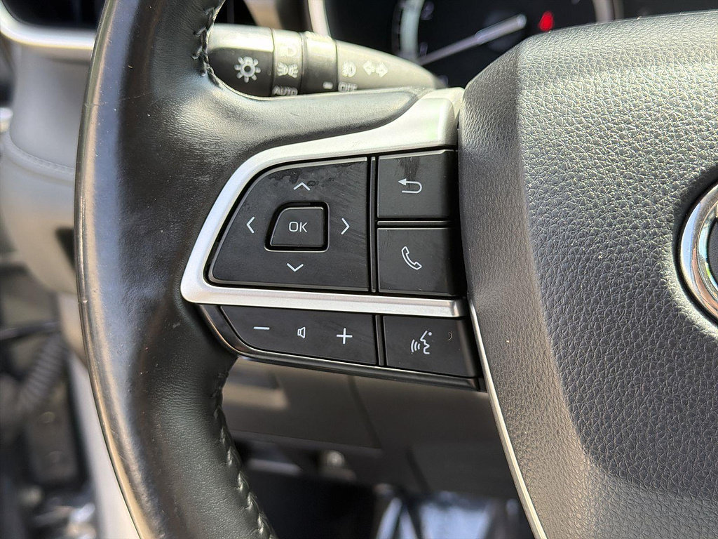 Used 2022 Toyota Highlander XLE FWD image 36