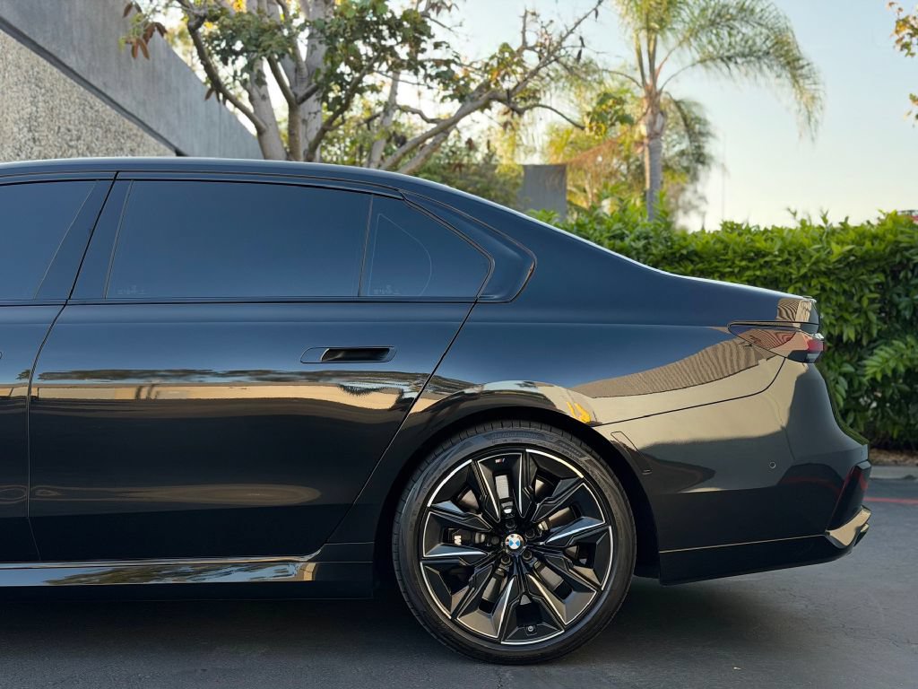 Used 2025 BMW 760i xDrive w/ Premium Package AWD/4WD image 10