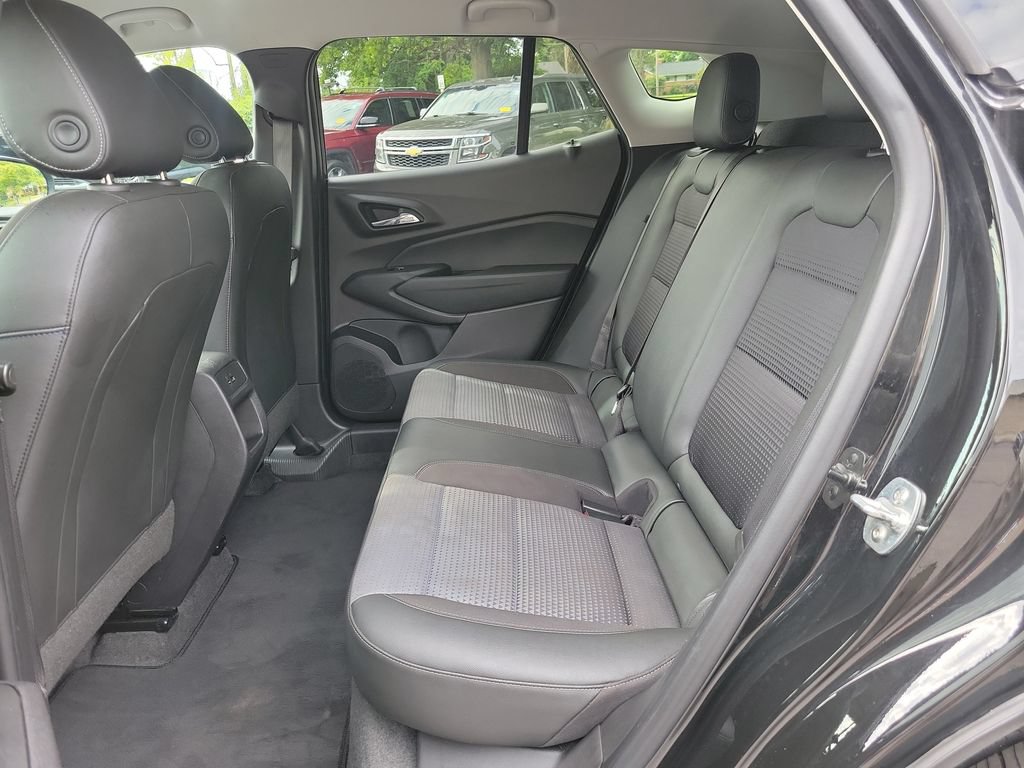 Used 2025 Chevrolet Trax LT FWD image 16