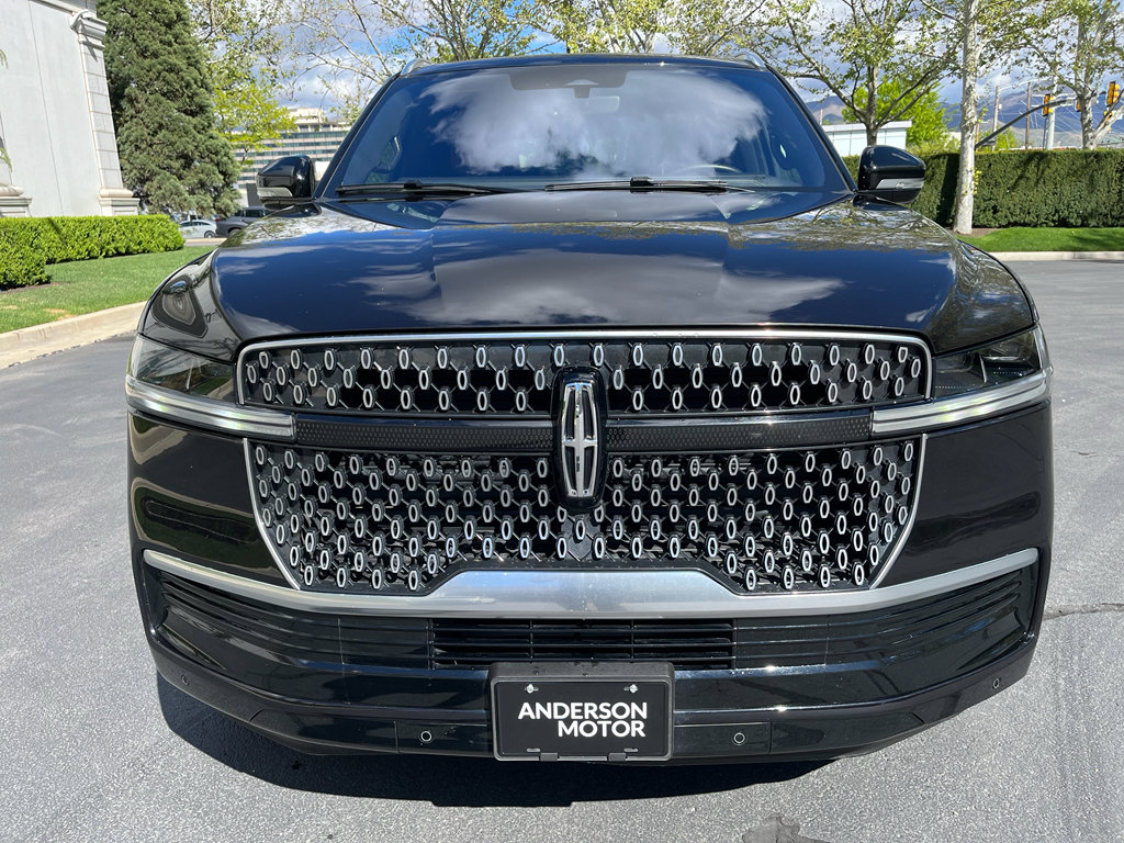 Used 2025 Lincoln Navigator Reserve image 4