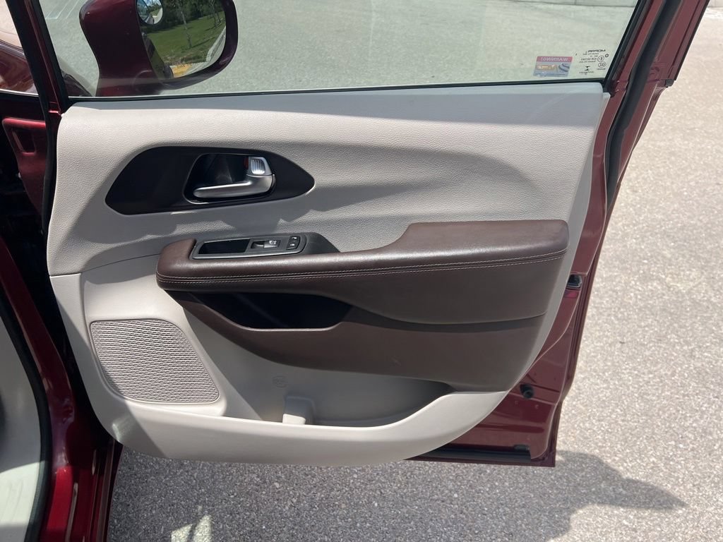 Used 2020 Chrysler Pacifica Touring w/ Advanced Safetytec Group FWD image 34