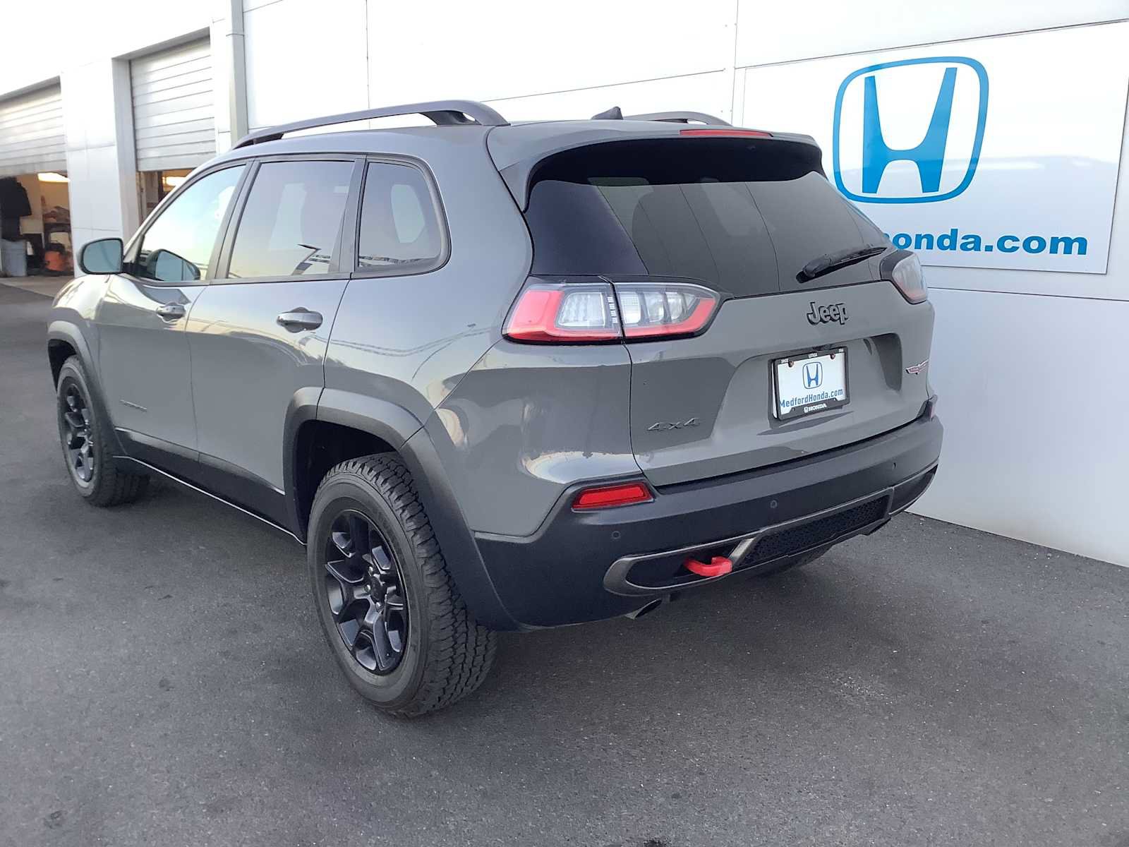 Used 2019 Jeep Cherokee Trailhawk w/ Comfort/Convenience Group AWD/4WD image 4