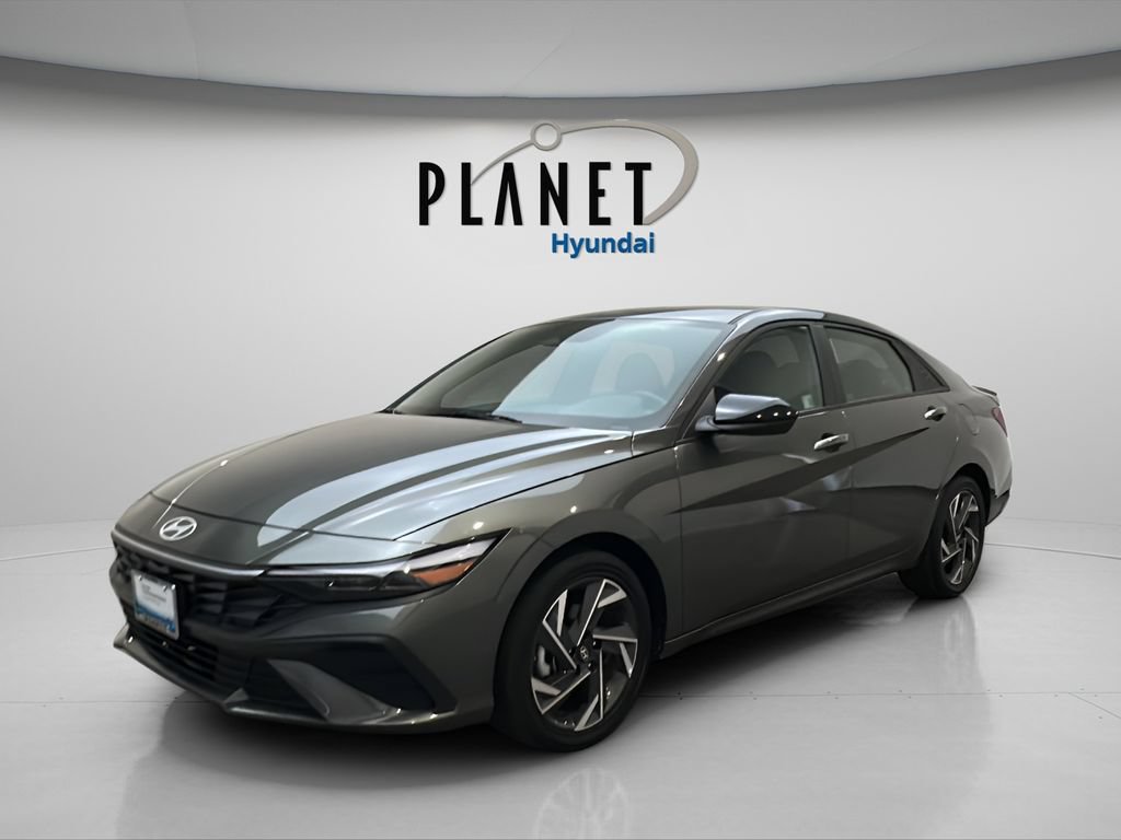 Used 2025 Hyundai Elantra SEL FWD image 2