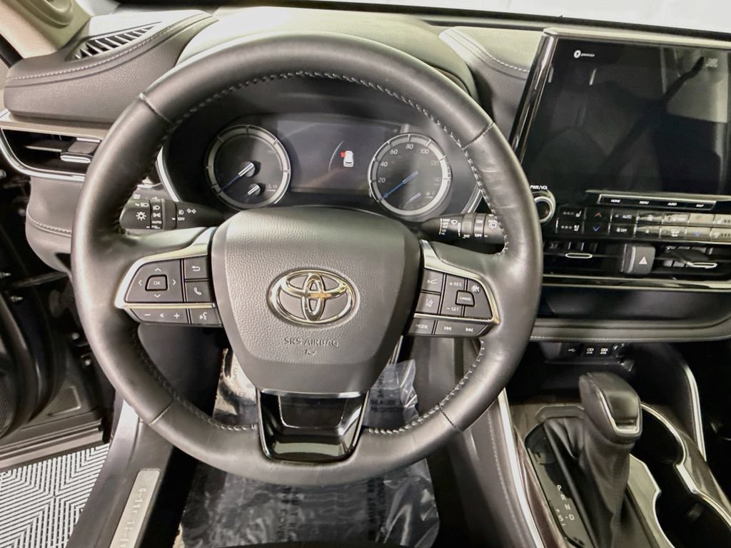 Certified 2021 Toyota Highlander Limited AWD/4WD image 23