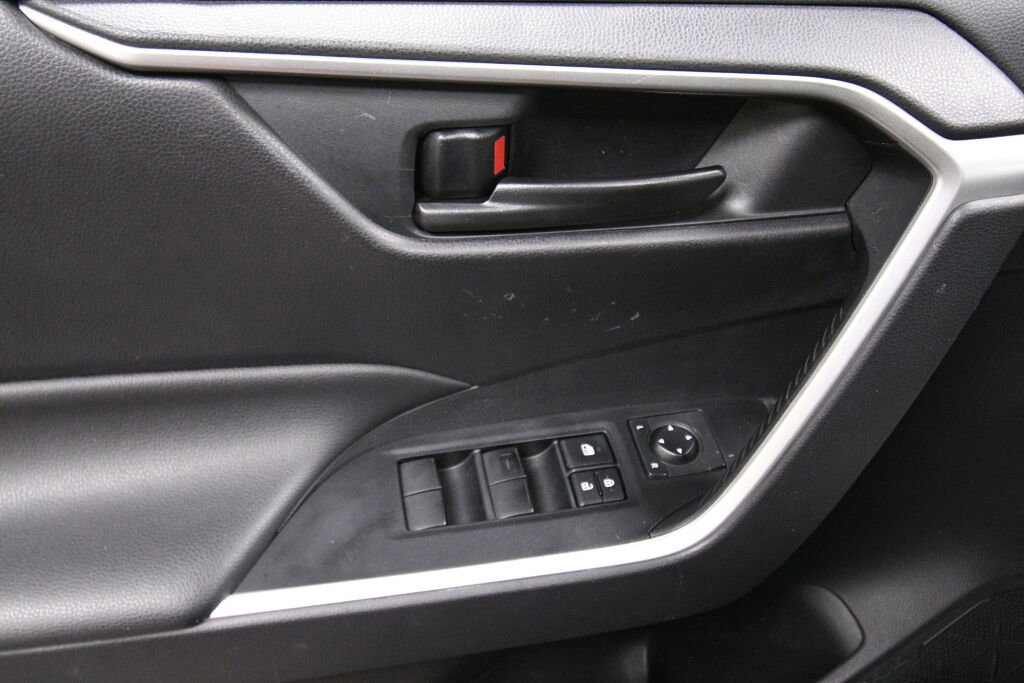 Used 2020 Toyota RAV4 LE w/ Carpet Mat Package image 12