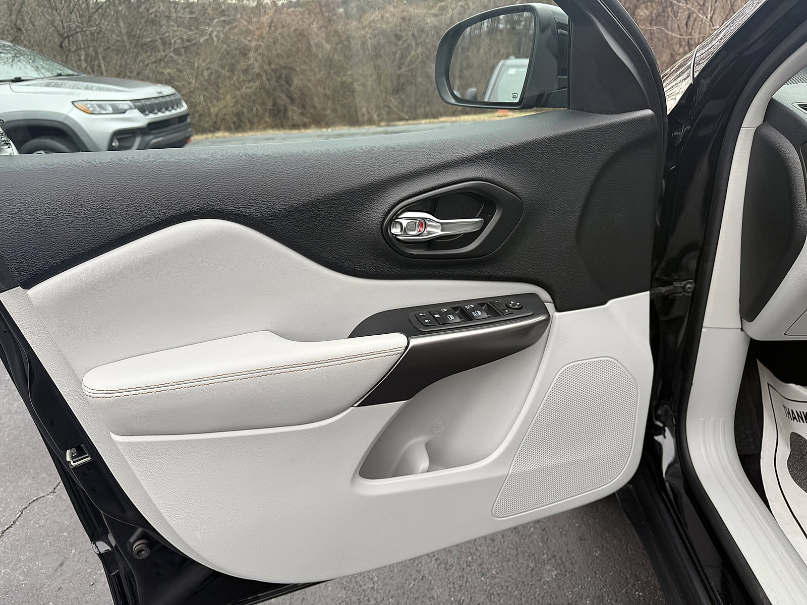 Used 2021 Jeep Cherokee Latitude Lux image 9