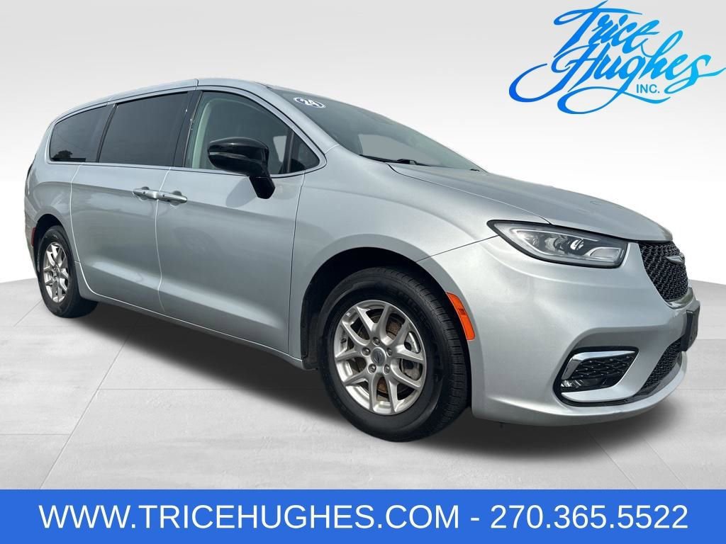 Used 2024 Chrysler Pacifica Touring-L FWD image 1