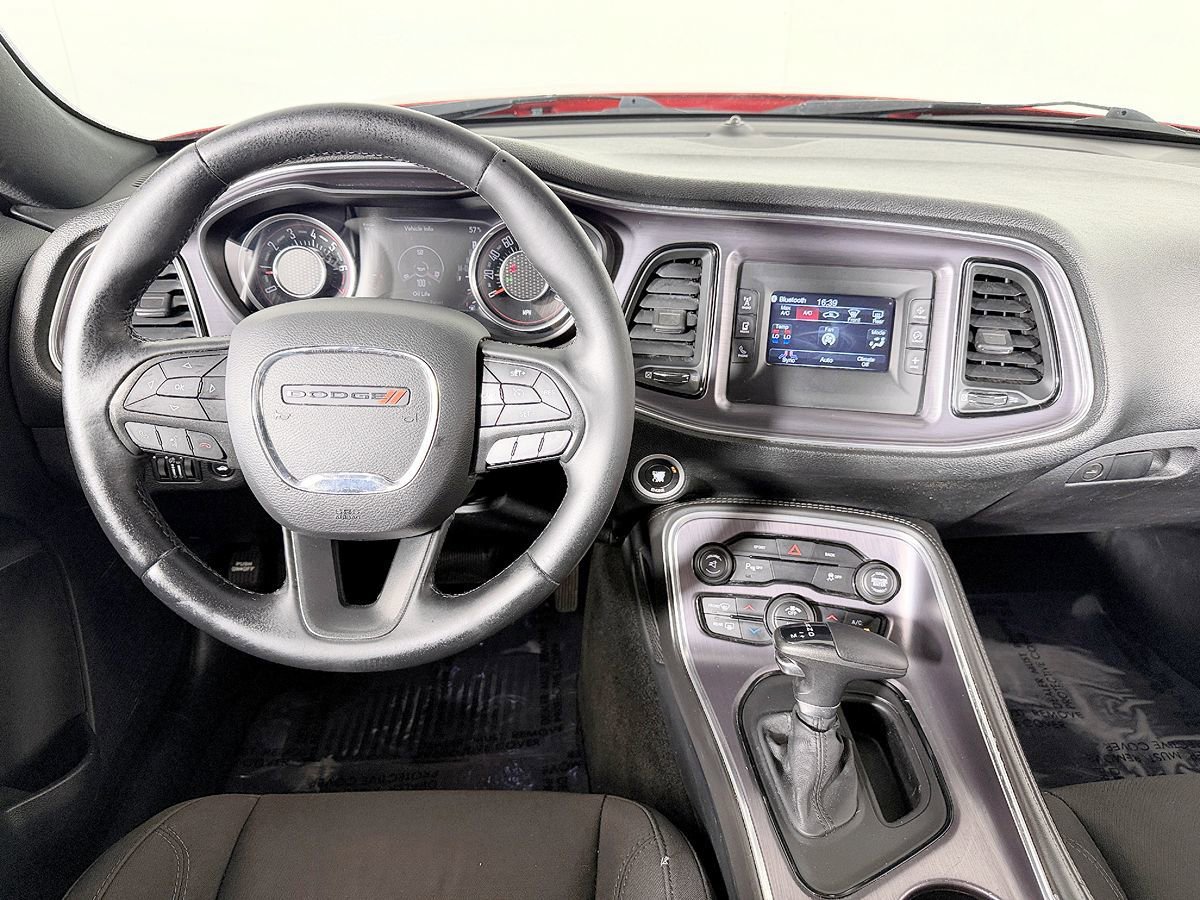Used 2015 Dodge Challenger SXT w/ Driver Convenience Group RWD image 40
