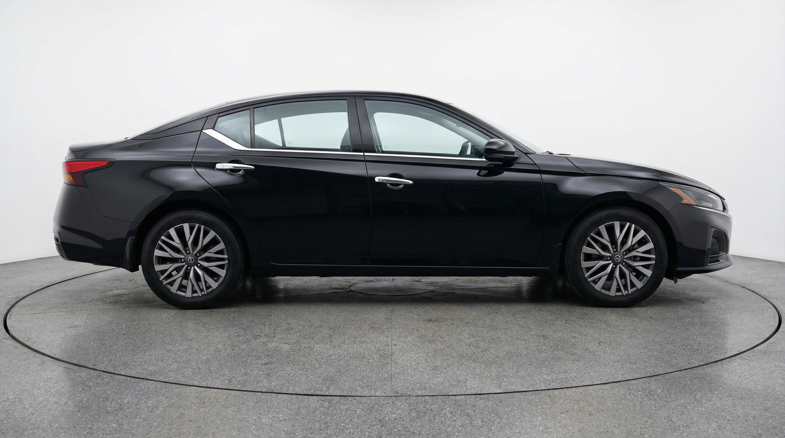 Used 2025 Nissan Altima 2.5 SV image 11