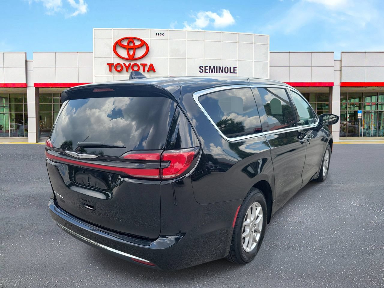 Used 2024 Chrysler Pacifica Touring-L FWD image 3