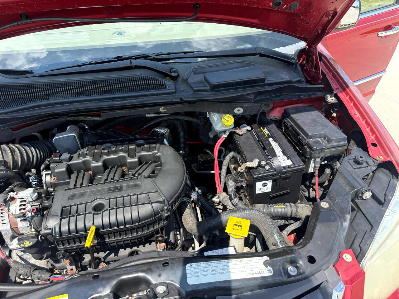 Used 2009 Chrysler Town & Country Limited w/ Entertainment Group #3 image 31