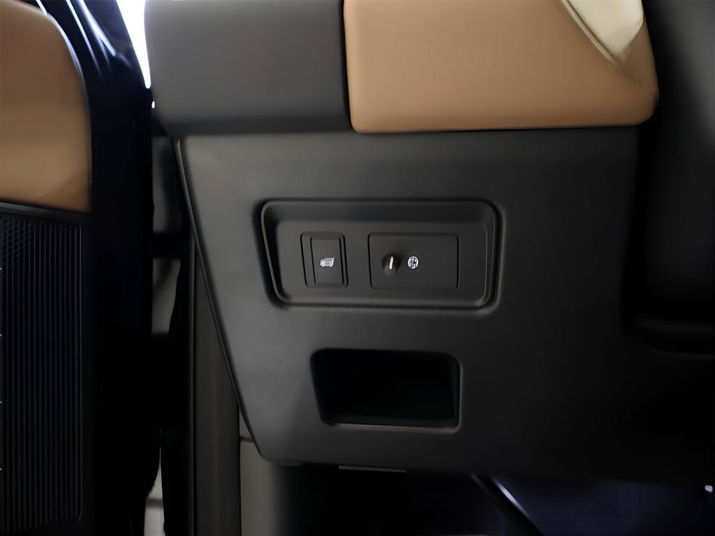 Certified 2025 Land Rover Discovery Metropolitan Edition image 72