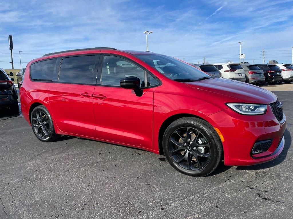 Used 2025 Chrysler Pacifica Limited image 2