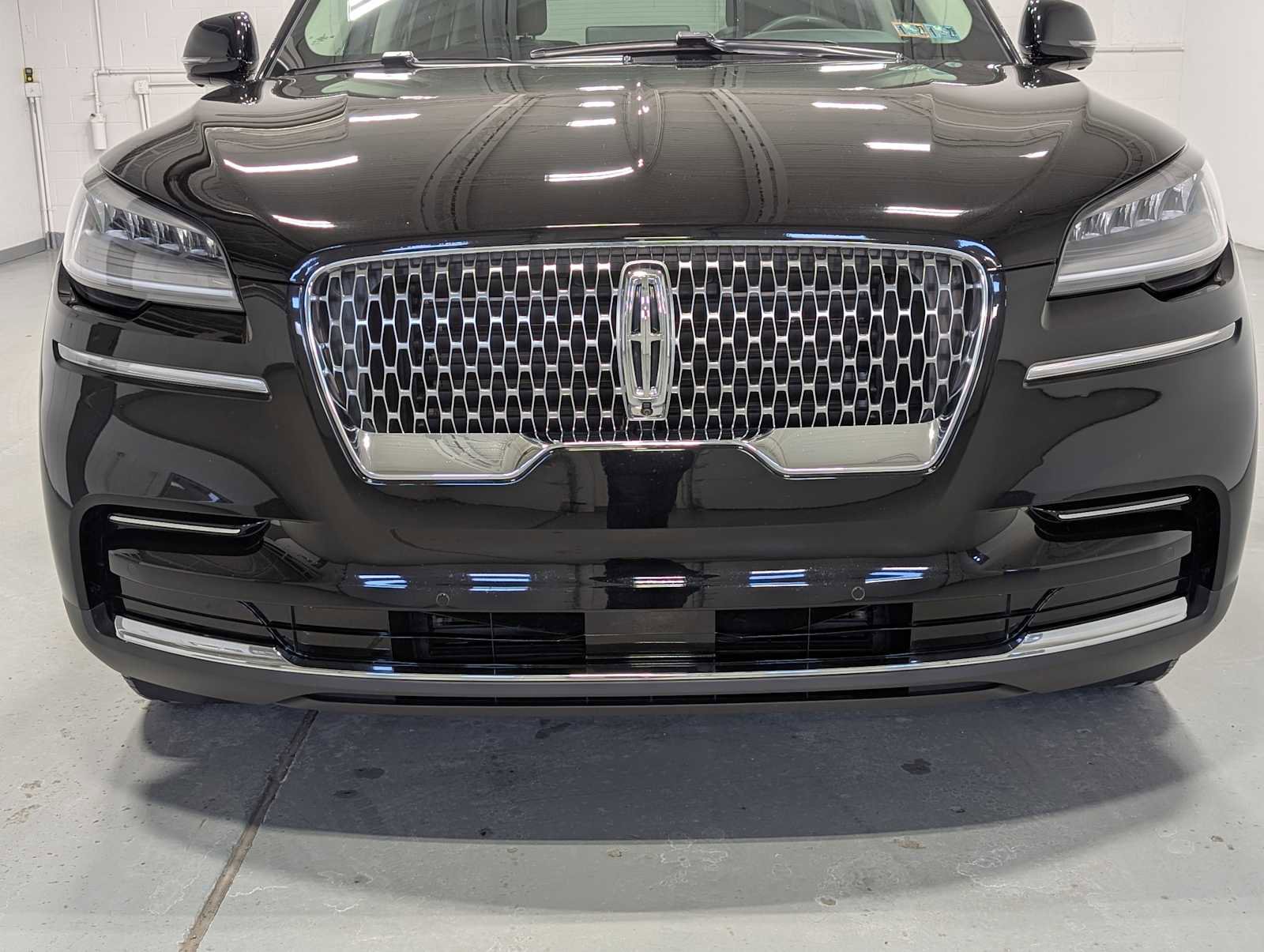 Used 2024 Lincoln Aviator Reserve w/ Elements Package Plus image 2