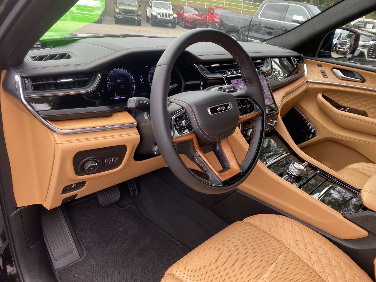 Used 2025 Jeep Grand Cherokee L Summit AWD/4WD image 28