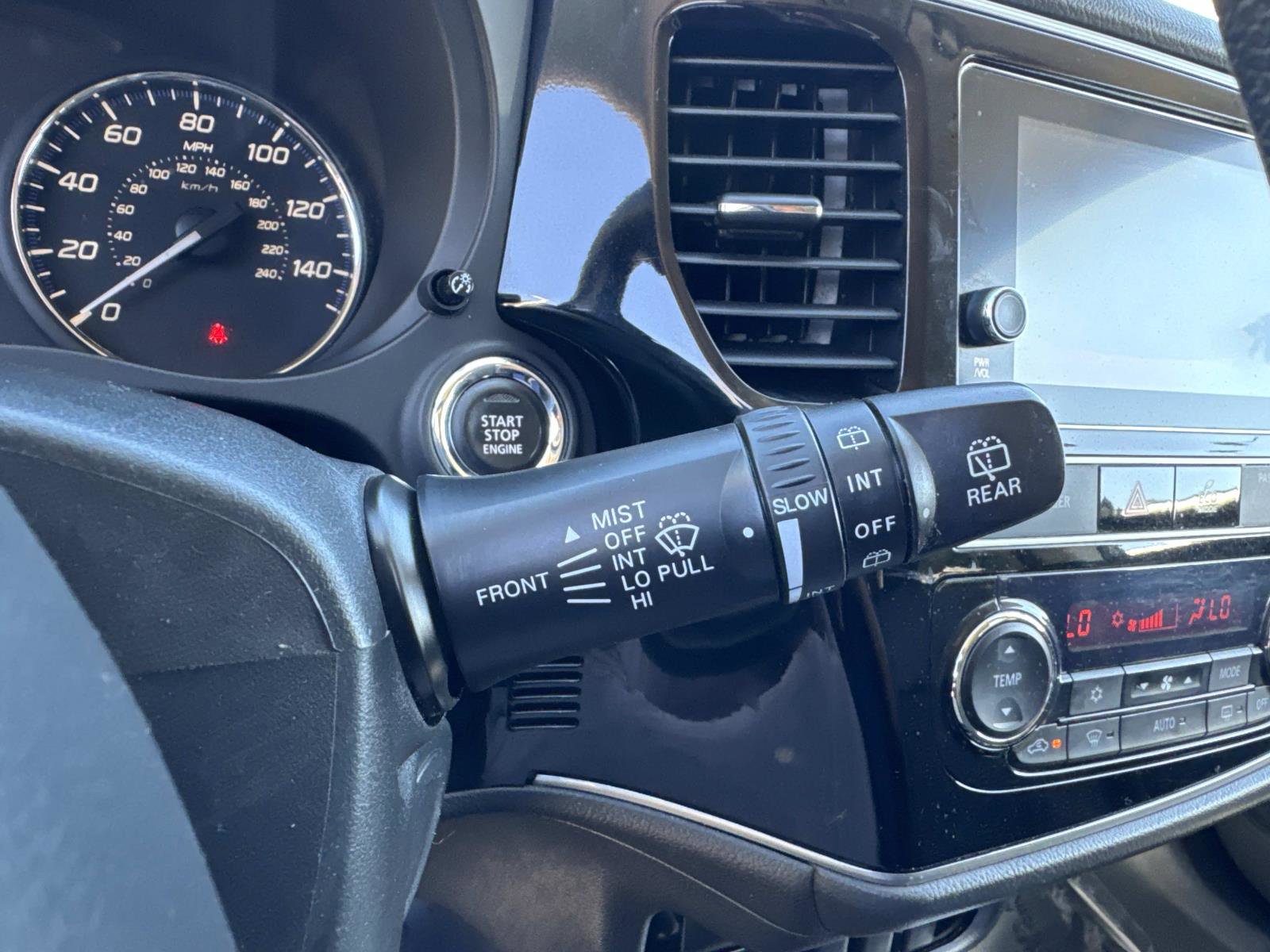 Used 2019 Mitsubishi Outlander SE image 26