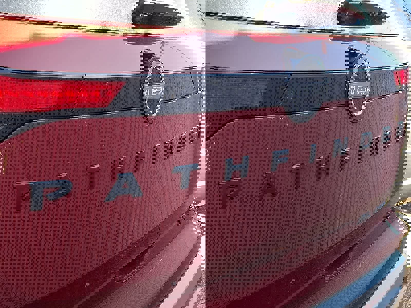 Used 2023 Nissan Pathfinder SL w/ Lighting Package (N92) image 4